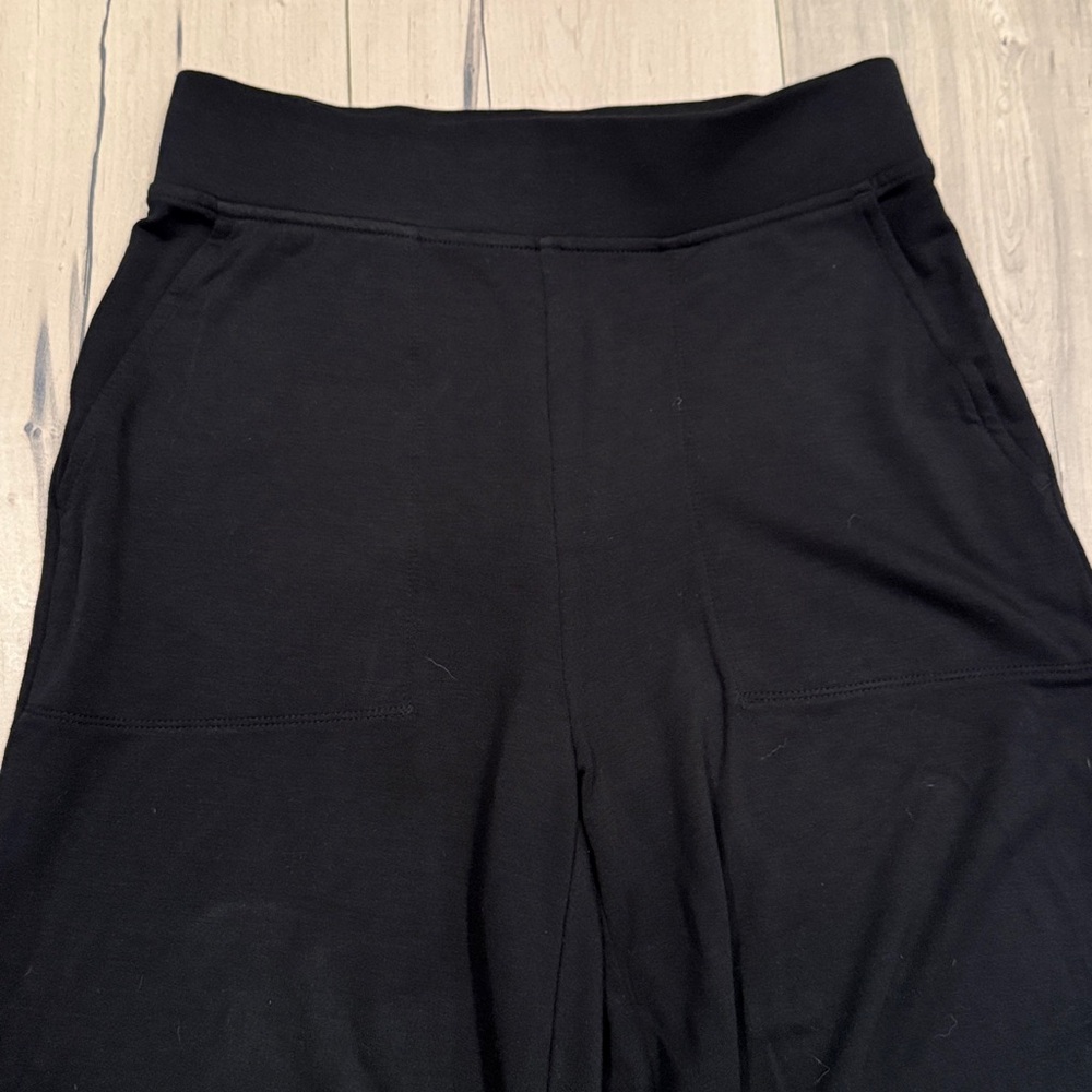 Lou & Grey Cropped Black Easy Pants, size XS - Picture 5 of 7